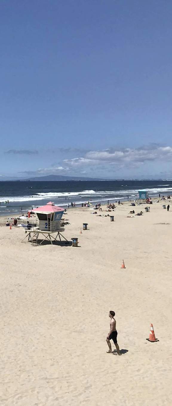 a crowded beach on a sunny day at the ocean