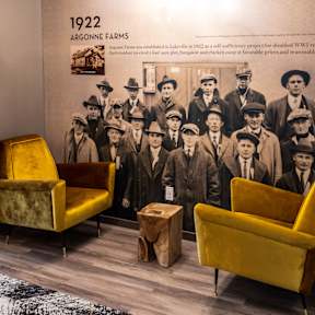 A wall with a group of people on it and the year 1922 on it.