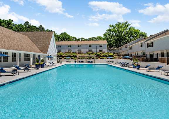 Pool with building view at Dunwoody Glen in Dunwoody, GA, 30360