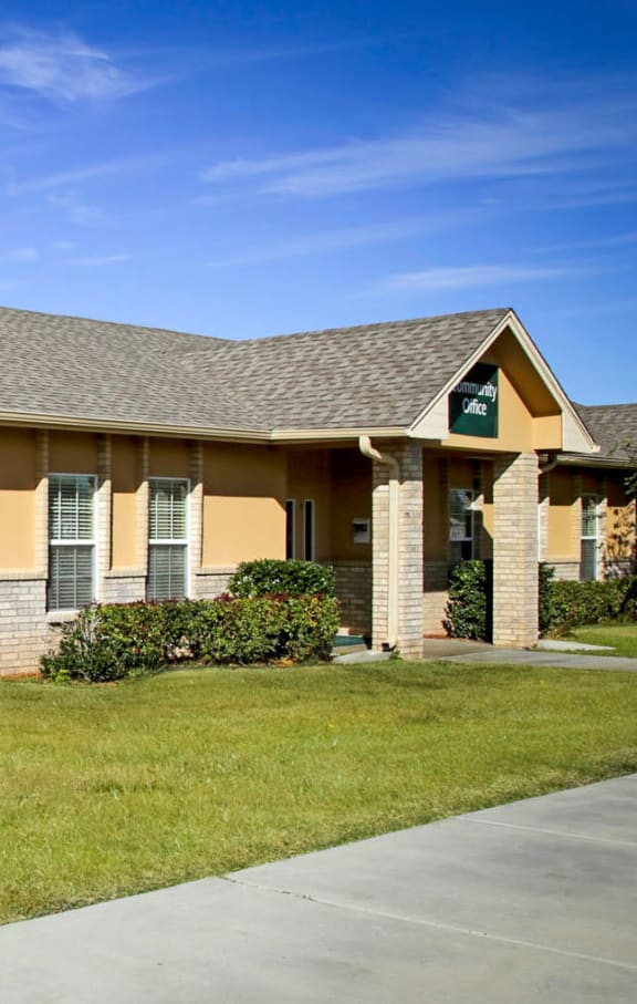 Cathys Pointe_Leasing Office Exterior Entrance_Main