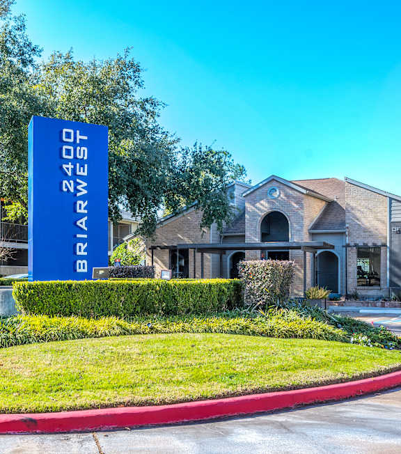 A sign that says "BRIARWERT 240T" is in front of a building.