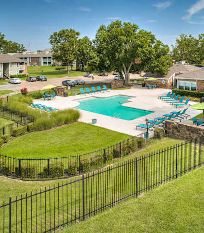 Woodland Oaks Apartments pool and sundeck