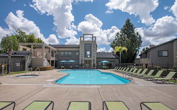 Autumn Oaks apartments, Roseville, CA, pool and spa area