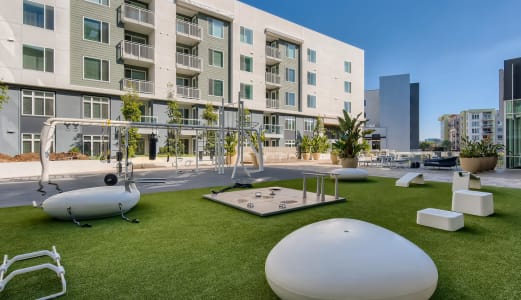 Vive Luxe Apartments Outdoor Fitness Lawn